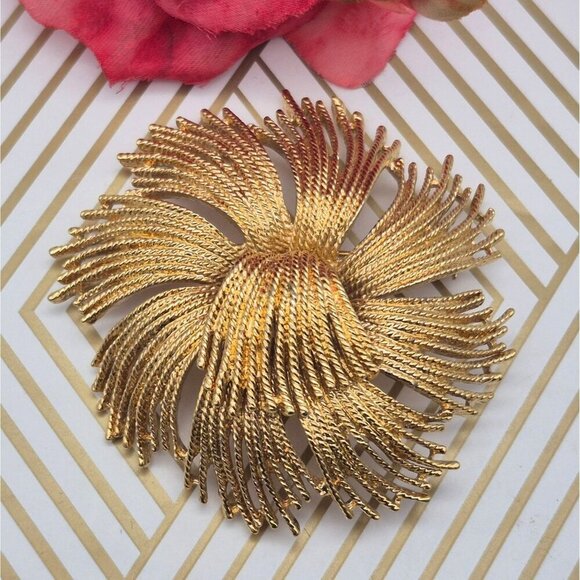 Monet Brooch Pin 1960s Gold Tone Cordelia Sunburst Vintage Book Piece Retro - Picture 1 of 6